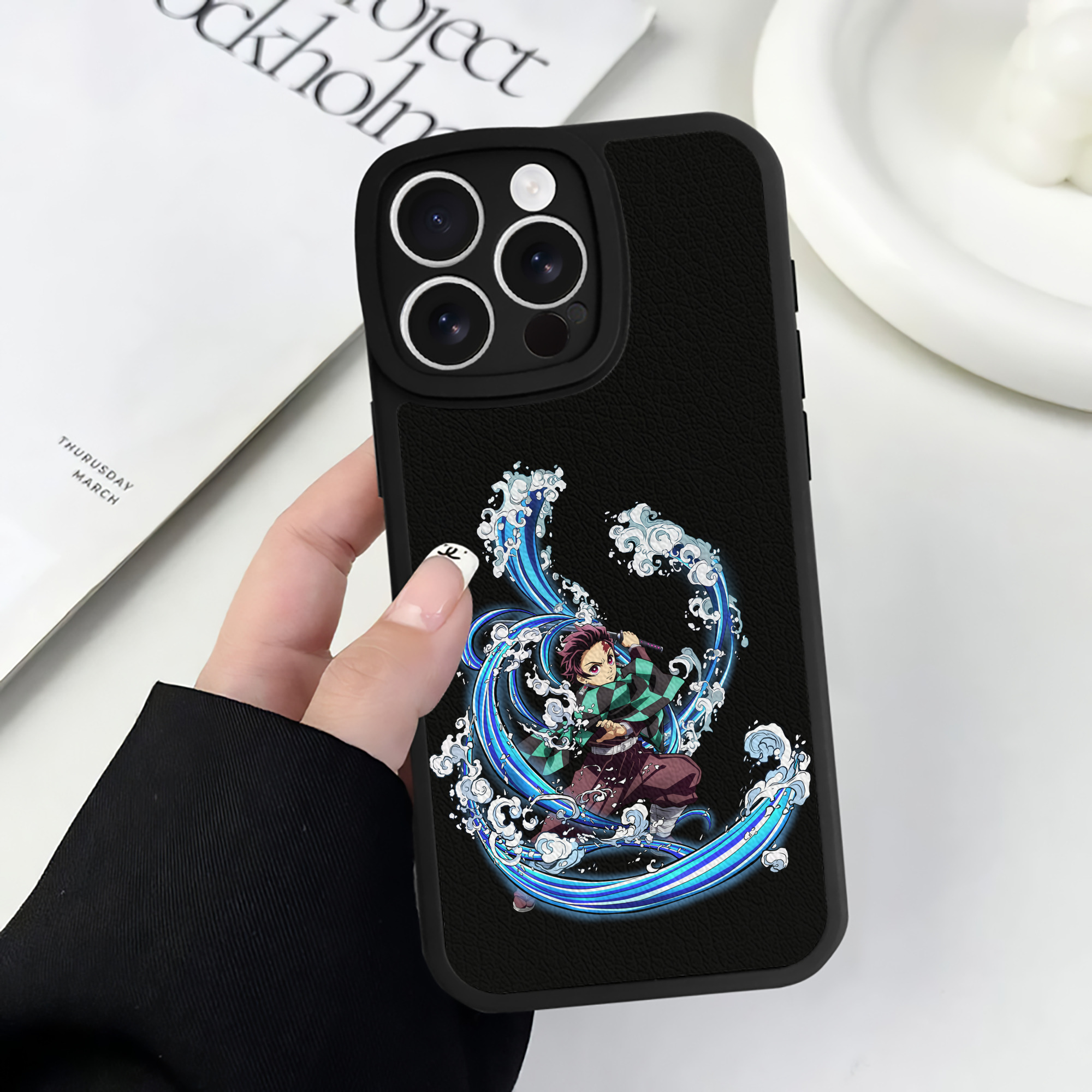 （画像用） 鬼滅の刃 竈門 炭治郎／かまど たんじろう Kamado Tanjirou 【iPhone 16シリーズ対応】シリコンスマホケース（レザー調） 材質：シリコン